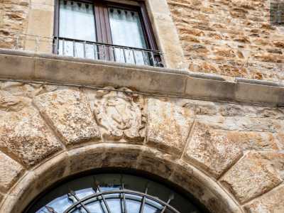L�ingresso principale sfoggia un bassorilievo con un leone, simbolo della famiglia De Leone a cui l�edificio � appartenuto
